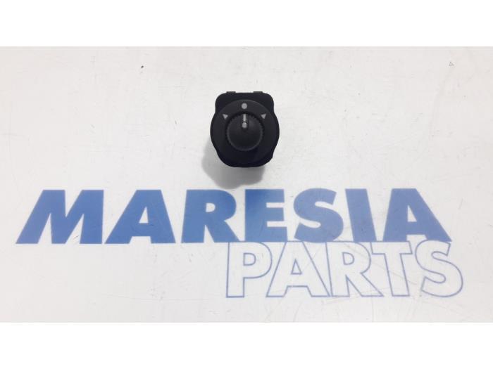 Używane Przelacznik lusterka Fiat Doblo Cargo (263) 1.3 D Multijet Cena € 25,00 Procedura marży oferowane przez Maresia Parts