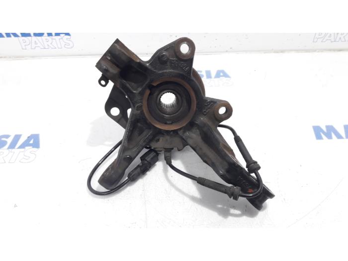 Knuckle, front right from a Renault Clio IV (5R) 0.9 Energy TCE 90 12V 2016