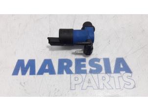 Used Windscreen washer pump Renault Clio IV (5R) 0.9 Energy TCE 90 12V Price € 10,00 Margin scheme offered by Maresia Parts