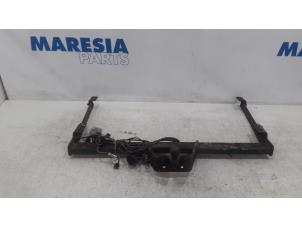 Used Towbar Opel Vivaro 2.5 DTI 16V Price € 131,25 Margin scheme offered by Maresia Parts