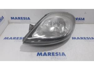 Used Headlight, left Opel Vivaro 2.5 DTI 16V Price € 50,00 Margin scheme offered by Maresia Parts