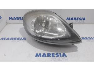 Used Headlight, right Opel Vivaro 2.5 DTI 16V Price € 50,00 Margin scheme offered by Maresia Parts