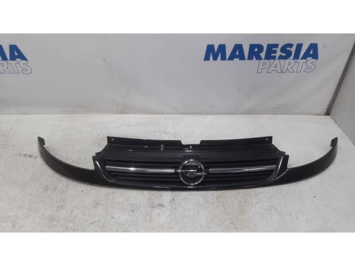 Używane Grill Opel Vivaro Cena € 105,00 Procedura marży oferowane przez Maresia Parts