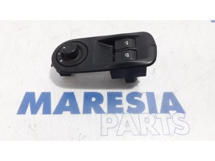 Usados Interruptor combinado de ventanillas Opel Vivaro 2.5 DTI 16V Precio € 35,00 Norma de margen ofrecido por Maresia Parts