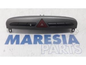 Usados Interruptor de luz de pánico Peugeot 308 (4A/C) 1.4 VTI 16V Precio € 25,00 Norma de margen ofrecido por Maresia Parts