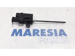 Used Tank cap cover Renault Captur (2R) 1.2 TCE 16V EDC Price € 30,00 Margin scheme offered by Maresia Parts