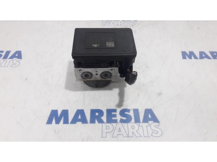 Używane Pompa ABS Peugeot 208 I (CA/CC/CK/CL) 1.0 Vti 12V PureTech Cena € 69,99 Procedura marży oferowane przez Maresia Parts