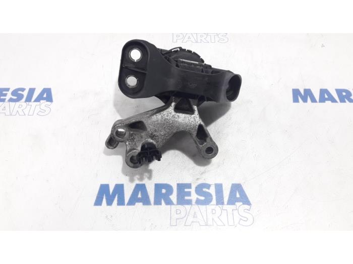 Used Engine mount Renault Captur I (2R) 1.2 TCE 16V EDC Price € 40,00 Margin scheme offered by Maresia Parts