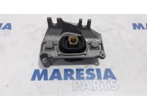 Used Engine mount Renault Captur (2R) 1.2 TCE 16V EDC Price € 40,00 Margin scheme offered by Maresia Parts