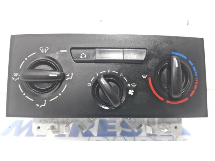 Heater control panel from a Peugeot Partner Tepee (7A/B/C/D/E/F/G/J/P/S) 1.6 HDI 90 16V Phase 1 2009