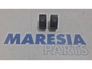 Używane Przelacznik combi okienny Peugeot Partner Tepee (7A/B/C/D/E/F/G/J/P/S) 1.6 HDI 90 16V Phase 1 Cena € 25,00 Procedura marży oferowane przez Maresia Parts