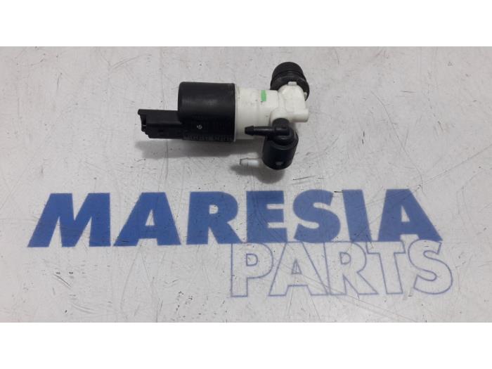 Windscreen washer pump from a Renault Megane IV Estate (RFBK) 1.3 TCE 115 16V 2018