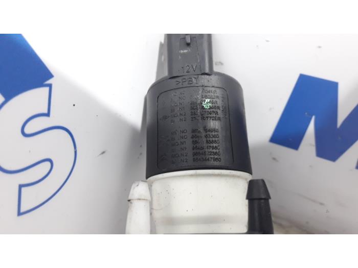 Windscreen washer pump from a Renault Megane IV Estate (RFBK) 1.3 TCE 115 16V 2018