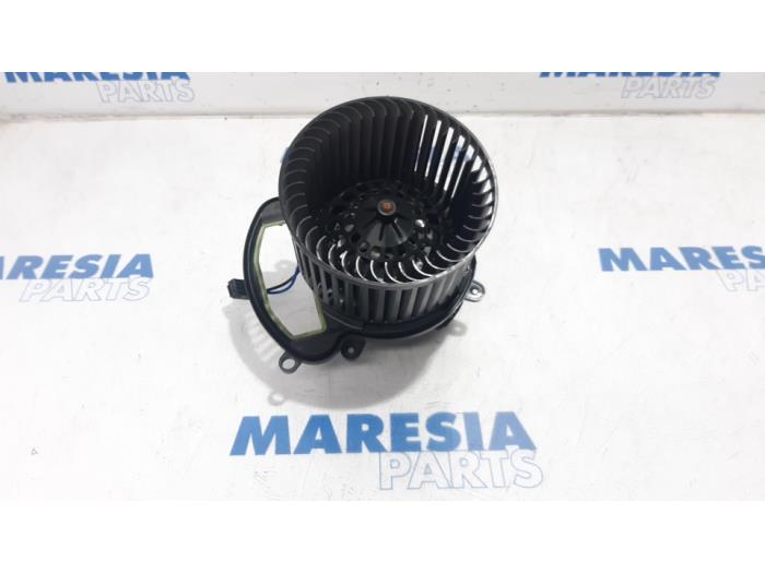 Heating and ventilation fan motor from a Renault Megane IV Estate (RFBK) 1.3 TCE 115 16V 2018