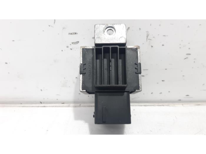 Glow plug relay from a Citroën C5 III Berline (RD) 2.0 HDiF 16V 160 2012