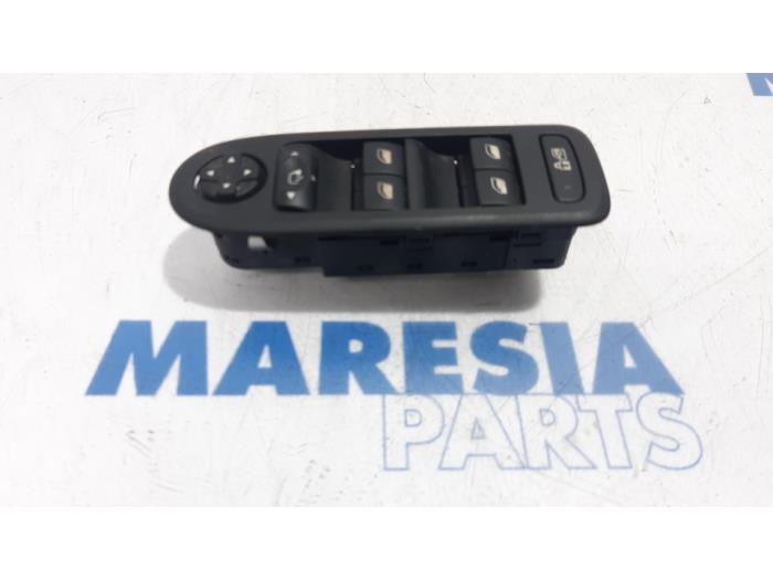 Multi-functional window switch from a Citroën C5 III Berline (RD) 2.0 HDiF 16V 160 2012