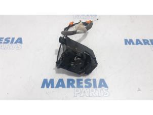 Usagé Serrure portière mécanique 4portes arrière droite Citroen C4 Picasso (3D/3E) 1.6 e-HDi 115 Prix € 60,00 Règlement à la marge proposé par Maresia Parts