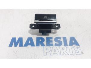 Usagé Commutateur frein à main Citroen C4 Picasso (3D/3E) 1.6 e-HDi 115 Prix € 20,00 Règlement à la marge proposé par Maresia Parts