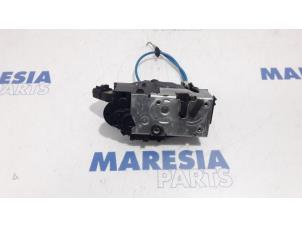 Used Front door lock mechanism 4-door, right Fiat Croma (194) 2.2 MPI 16V Price € 50,00 Margin scheme offered by Maresia Parts