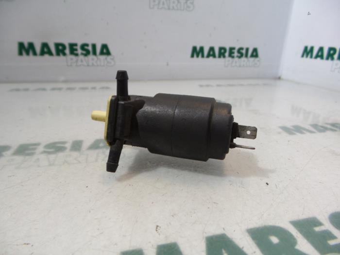 Używane Pompa spryskiwacza przód Fiat Punto II (188) 1.2 16V 3-Drs. Cena € 10,00 Procedura marży oferowane przez Maresia Parts