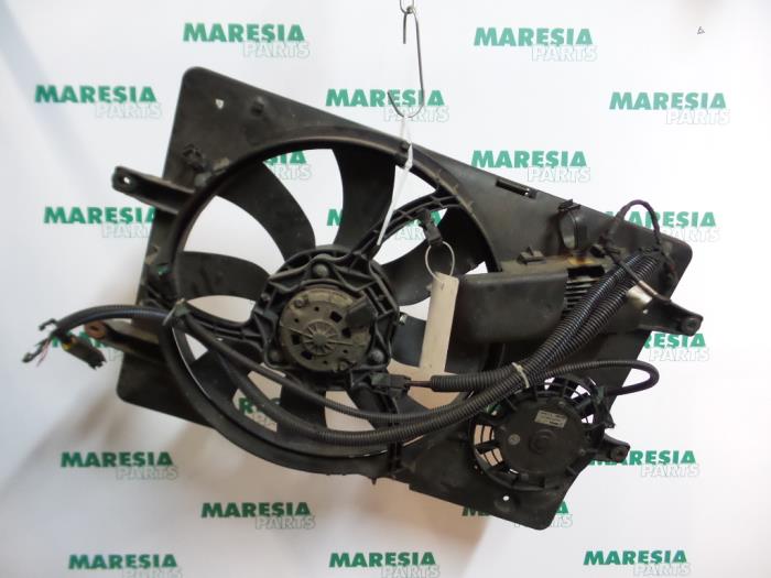 Używane Silnik wentylatora Lancia Thesis (841) 2.4 JTD 20V Autom. Cena € 49,99 Procedura marży oferowane przez Maresia Parts