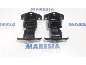Used Rear door hinge, left Opel Vivaro 2.5 DTI 16V Price € 50,00 Margin scheme offered by Maresia Parts