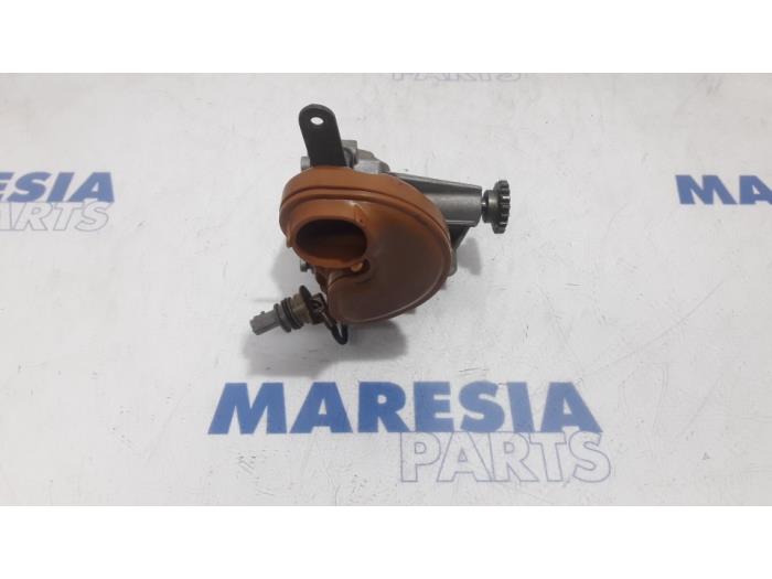 Używane Pompa oleju Renault Clio IV (5R) 0.9 Energy TCE 90 12V Cena € 40,00 Procedura marży oferowane przez Maresia Parts