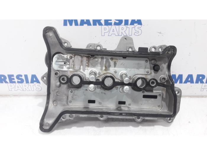 Rocker cover from a Renault Clio IV (5R) 0.9 Energy TCE 90 12V 2013