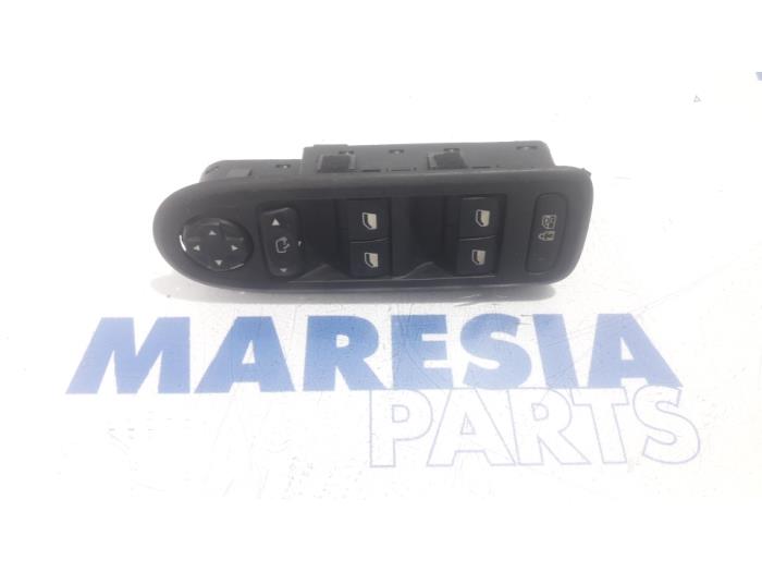 Usados Interruptor combinado de ventanillas Citroen C5 III Tourer (RW) 2.0 HDiF 16V Precio € 50,00 Norma de margen ofrecido por Maresia Parts