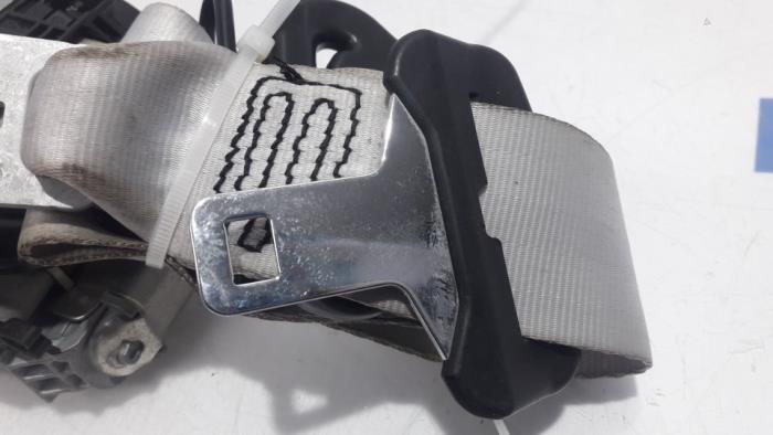 Front seatbelt, right from a Renault Megane III Grandtour (KZ) 1.5 dCi 110 2011
