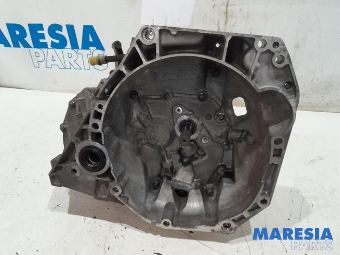 Gearbox from a Renault Clio IV (5R) 0.9 Energy TCE 90 12V 2013