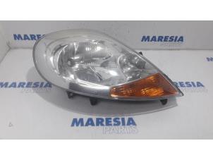 Used Headlight, right Renault Trafic New (FL) 2.0 dCi 16V 115 Price € 50,00 Margin scheme offered by Maresia Parts