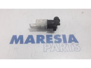 Used Windscreen washer pump Renault Trafic New (FL) 2.0 dCi 16V 115 Price € 10,00 Margin scheme offered by Maresia Parts