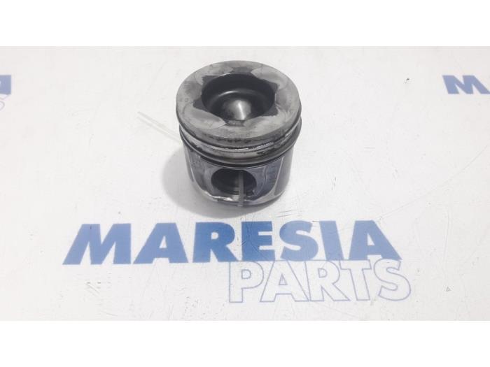 Usagé Piston Renault Koleos I 2.0 dCi 16V Prix € 50,00 Règlement à la marge proposé par Maresia Parts