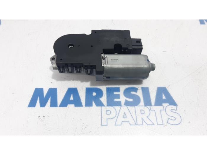 Używane Silnik szyberdachu Peugeot 308 SW (L4/L9/LC/LJ/LR) 1.6 BlueHDi 120 Cena € 35,00 Procedura marży oferowane przez Maresia Parts