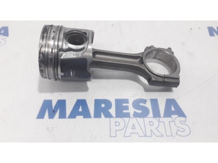 Usagé Piston Renault Koleos I 2.0 dCi 16V Prix € 75,00 Règlement à la marge proposé par Maresia Parts