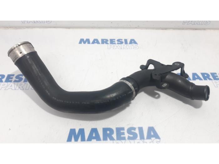 Turbo hose from a Renault Clio IV (5R) 0.9 Energy TCE 90 12V 2014