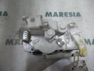 Używane Mechanizm blokady drzwi prawych wersja 2-drzwiowa Lancia Ypsilon (843) 1.2 16V Cena € 35,00 Procedura marży oferowane przez Maresia Parts