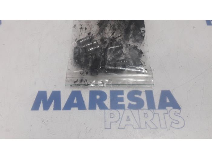 Usagé Poussoir de soupape Peugeot 207/207+ (WA/WC/WM) 1.6 HDi 16V Prix € 50,00 Règlement à la marge proposé par Maresia Parts