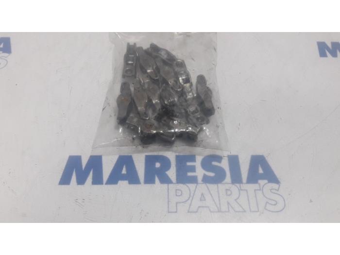 Usagé Culbuteur Peugeot 207/207+ (WA/WC/WM) 1.6 HDi 16V Prix € 40,00 Règlement à la marge proposé par Maresia Parts