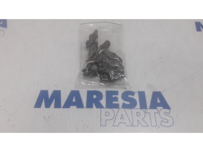 Usagé Culbuteur Peugeot 308 SW (L4/L9/LC/LJ/LR) 1.6 BlueHDi 120 Prix € 30,00 Règlement à la marge proposé par Maresia Parts