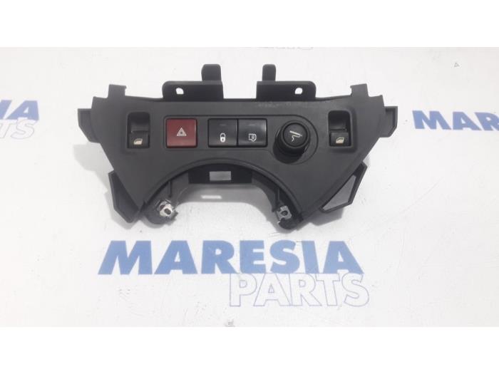 Usados Interruptor combinado de ventanillas Citroen Berlingo 1.6 Hdi 16V 90 Precio € 60,50 IVA incluido ofrecido por Maresia Parts