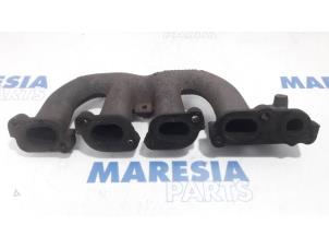 Used Exhaust manifold Opel Vivaro 2.5 DTI 16V Price € 75,00 Margin scheme offered by Maresia Parts