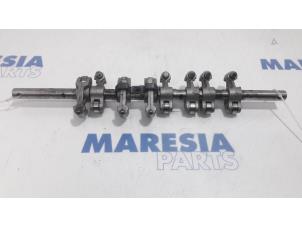 Used Rocker arm shaft Opel Vivaro 2.5 DTI 16V Price € 90,00 Margin scheme offered by Maresia Parts