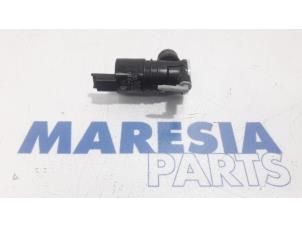 Używane Pompa spryskiwacza przód Citroen Jumpy 2.0 Blue HDI 120 Cena € 24,20 Z VAT oferowane przez Maresia Parts