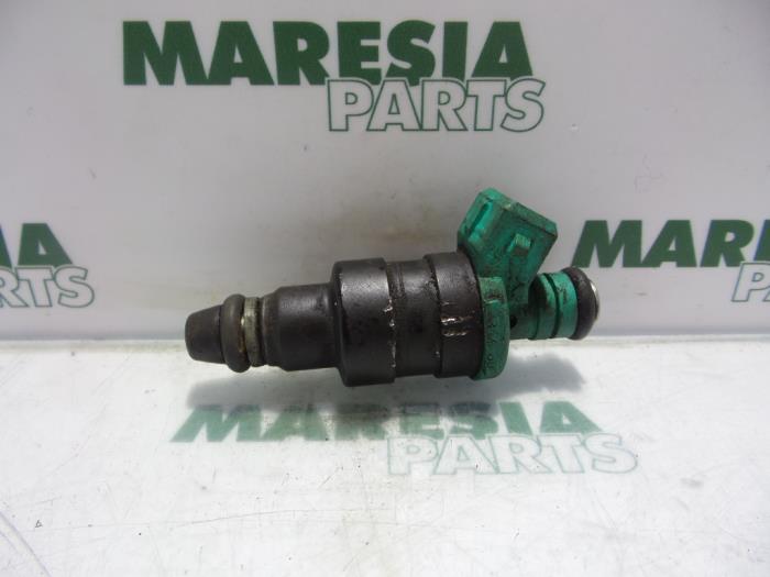 Injector (petrol injection) from a Lancia Delta (836) 1.8 i.e. 1994