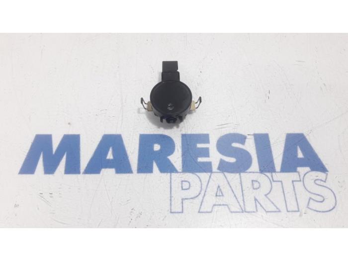 Begagnade Regnsensor Citroen Jumpy 2.0 Blue HDI 120 Pris € 48,40 Inklusive moms erbjuds av Maresia Parts