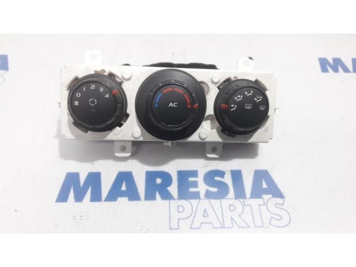 Heater control panel from a Renault Master IV (FV) 2.3 dCi 145 16V FWD 2012