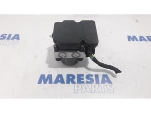Używane Pompa ABS Citroen Jumpy 2.0 Blue HDI 120 Cena € 254,10 Z VAT oferowane przez Maresia Parts