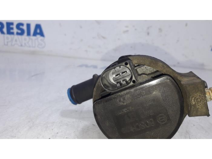 Usagé Pompe à eau Renault Master III (FV) 2.3 dCi 145 16V FWD Prix € 30,25 Prix TTC proposé par Maresia Parts